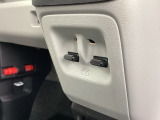 パワーウィンドウスイッチはインパネ中央に配置されており、運転席・助手席どちらからでも操作しやすい設計です。乗り降りの多い業務シーンでも素早く窓操作ができ、使い勝手に優れています。