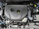 MAZDA2のエンジンルームです。力強い走りと燃料の経済性を併せ持つ、1.5Lクリーンディーゼルターボエンジン「SKYACTIV-D」を搭載。MAZDA車のプロとして、責任を持って整備しお届けいたします。