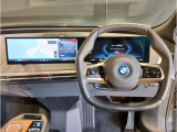 【ハンドル】ドライバーとBMW車の一体感がダイレクトに伝わるステアリングホイール。形状・太さへの拘りに加えて、操作性を高める為にスイッチ類も配置。クイックかつ安定のドライビングを体感下さい!