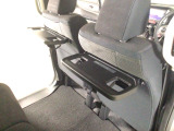運転席と助手席のシートの裏に収納式のテーブルが装備されています。休憩時のちょっとした小物置きに使えてとっても便利ですね♪