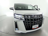 LEDヘッドライトです。デザイン性がよくとても明るいので、夜間の走行や悪天候でも安心です。しかも長寿命!