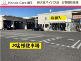 中古車展示場の風景です。常時60台ほどの中古車を展示しております。車種別にエリア展開していますので、ご希望の車種も探しやすいと思います。ご来店時はスタッフがご案内致しますので、お気軽にお声かけ下さい。