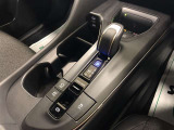 【電動パーキングブレーキ】パーキングブレーキの作動・解除をスイッチ操作で行えます。シフトを「P」ポジションに入れると自動で作動し、「P」以外のポジションにシフトすると解除されるオート機能付きです。