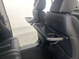 運転席・助手席の背もたれには、2列目シート用にカップホルダー付きの「格納式のシートバックテーブル」を装備しています。休憩時のちょっとした時間などカップを置いたり、小物置きに使えて便利です。