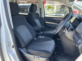 大きな座面と包み込むような背もたれがドライバーの身体をしっかりと支えてくれます。ホールド性のよいシートは姿勢が崩れず安全運転をサポートしますよ。