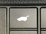 【パワーバックドア】スマートキーや運転席のボタンを押すだけでリアゲートが自動で開閉します!荷物を持っている時や、高い位置にあるバックドアを閉める際に便利な機能です♪