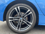 BMWならではの卓越した走りを支えるホイールと足回りです!日本車の走りに慣れている方にもぜひ体感して頂きたいほど、高いレベルでまとまっています!純正18インチアルミホイール。