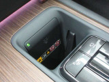 スマートフォン(対応している機種に限ります)など置くだけで充電する事ができます。