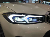 BMWのオートライトは積極的にライトをつけることにより、自車の存在を周囲に向けアピールいたします。それは安全性への配慮でもあります。