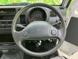 しっかりとした握り心地で、安定した操縦感覚を実現します。運転の際の安心感を高める、重要なパーツです。