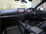 内装はシンプルに使い勝手を考え作られています。お車を運転する感覚をダイレクトに体感して頂けます。室内も広くロングドライブにも快適にお過ごしいただけます。