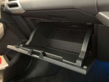 こちらに車検証等の書類を収納することができます。