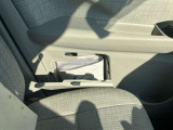 助手席ドアには、普段あまり見ることのない車検証入れなどを収納できるドアポケットを装備しています。