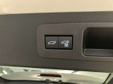 ハンズフリーパワーバックドアオプション付きのお車です。両手に荷物を持ったままバックドアを開けることができるので、便利です。