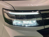 対象物が見やすく白く明るい光で夜間走行をサポートするフルLEDヘッドランプ(サイドビューランプ、クリアランスランプ、オートレベリング機能付き)を装備