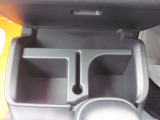 カード、ペンホルダー、小物が置けるトレイ、1L紙パックが入るカップホルダー付きです!