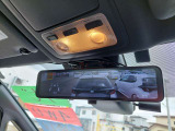 車庫入れの苦手な方の味方ルームミラーにカメラの画像が表示されます