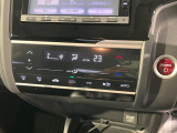 【オートエアコン】一度お好みの温度に設定すれば、車内の温度を検知し風量や温度を自動で調整。暑い&hellip;寒い&hellip;と何度もスイッチ操作をする必要はありません。快適な車内空間には必須の機能ですね♪