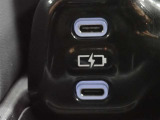 充電用USB端子付き。スマートフォンなどの充電に便利です。