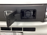 急速充電は車内のボタンを操作して開け、あとは充電コネクターを差すだけで充電開始します。簡単な充電操作と、フタの開け方を変えることで差し間違いを防げる安心感。