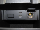 スマートフォン等の充電や連携に便利なUSB Type-Aポートを2基配置。さらに12Vアクセサリー電源も備えドライブ中の電源確保に重宝します。毎日の通勤から遠出まで活躍する、利便性の高い快適装備です。