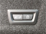 【電動テールゲート】オートマアチックトランクリッドオペレーションが装備されています。両手が塞がっている時でも、スマートキーを身につけていればハンズフリーで開閉可能です。