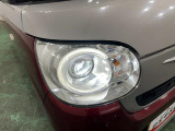 白く明るい光で夜間走行をサポートするLEDヘッドランプを搭載