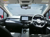 視界が広く、運転しやすい室内です。