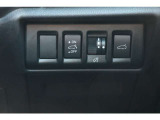運転席の右側に電動リヤゲートのスイッチです。