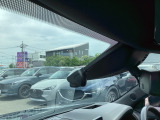 フロント側ドライブレコーダー。運転中の映像・音声などを記録して、交通事故やトラブルが起きた時の正確な状況把握に役立つドライブレコーダーが装着されています。
