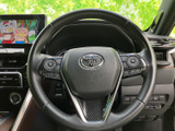 握りやすく操作しやすいステアリングホイール。各種操作スイッチが集中配置され、運転中の視線移動を最小限に抑えられます。