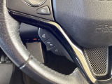 ステアリングにハンズフリー通話スイッチを装備。運転中でも手を離さずに通話操作ができるため、家族との連絡や急な電話にも安心して対応できます。