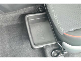 助手席シートアンダートレイ付き。シューズなどをしまっておけます。