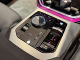 運転中にもオーディオの音量やFMの切り替えなどステアリングでの操作で切り替え可能なため、ステアリングから手を放す必要がない為、運転中でも操作が簡単でございます。