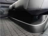 ◆リアシートアンダートレー◆濡れた傘や置靴などをすっきりとしまえる大型のトレー。取り外して、手軽にお手入れもできます。
