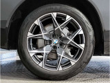 【BMWアロイホイル】軽量かつ強度に拘ったアロイホイル。走行性能ポテンシャルを引き出す設計。車の足元を引き締めてくれる大きなポイントはアロイホイルです。