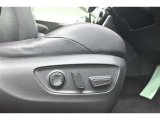 パワーシート搭載。微妙な調整が手軽にでき、ぴったりのポジションで運転することが可能です。