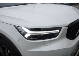 ひときわ印象的なT字型のLEDヘッドライトは、新世代のボルボを象徴するユニークなアイコンとなっています。LEDデイタイム・ランニング・ライトやポジションライト、ウインカーの役割も果たします。
