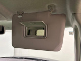 ちょっとした身だしなみチェックができるミラー付きサンバイザーが付いてます