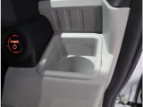 運転手から手に届きやすいところにあるドリンクホルダー。手元近くですので便利です。