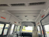 車内上部にも手摺りが付いているので車内で移動する際も安心です。