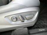 運転席のシート調整を電動で調整できます。無段階調整なので、どなたにもピッタリの調整が可能です。