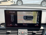 サラウンドビューカメラ装備 車両の4つのカメラから得た映像を合成し、上空から眺めているような映像をモニターに映し出します。車両周辺の歩行者や障害物などの発見に役立ちます。