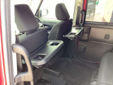 運転席と助手席の背中にはテーブルとドリンクホルダーがあります!
