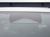 フロントカメラで前方の車両や歩行者等を検知。衝突しそうな時は衝突回避軽減ブレーキが作動、衝突回避をサポート。