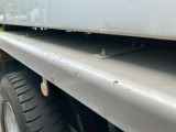 運転席側リヤフェンダー中央にヘコミがあります。