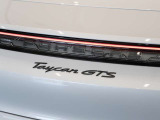 立体造形のPORSCHEロゴ。リアエンドの特徴的なライトストリップとともに点灯します。