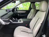 運転席からの視界が広く、安全な運転をサポート。洗練されたインパネデザインが、ドライバーの気分を高めます。快適な空間で、運転を楽しんでいただけます。