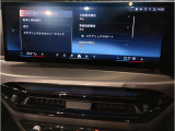 【ⅰドライブナビゲーション】文字情報も鮮明に表示する高解像度カラーディスプレイを採用。視認性に優れた地図デザインと特徴的な建造物を目印にした描写表示で現在位置を把握できます。地図データの更新も可能です