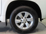 純正のアルミホイール装着車です。タイヤサイズは265/65R17です。